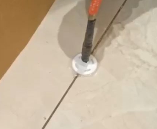 咸阳瓷砖空鼓维修公司专业解答瓷砖在铺贴过程中，如果没有涂抹均匀到位的粘结材料（如水泥砂浆或瓷砖胶），可能会导致以下问题