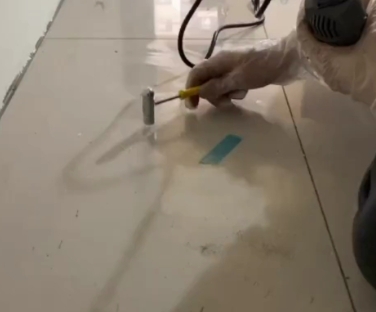 咸阳瓷砖开裂维修公司专业分享瓷砖在铺贴前如果没有沥干水分，将会导致以下问题
